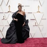 Laverne Cox posa en la alfombra roja de los Oscar 2022