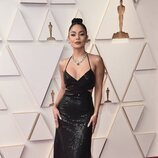 Vanessa Hudgens posa en la alfombra roja de los Oscar 2022