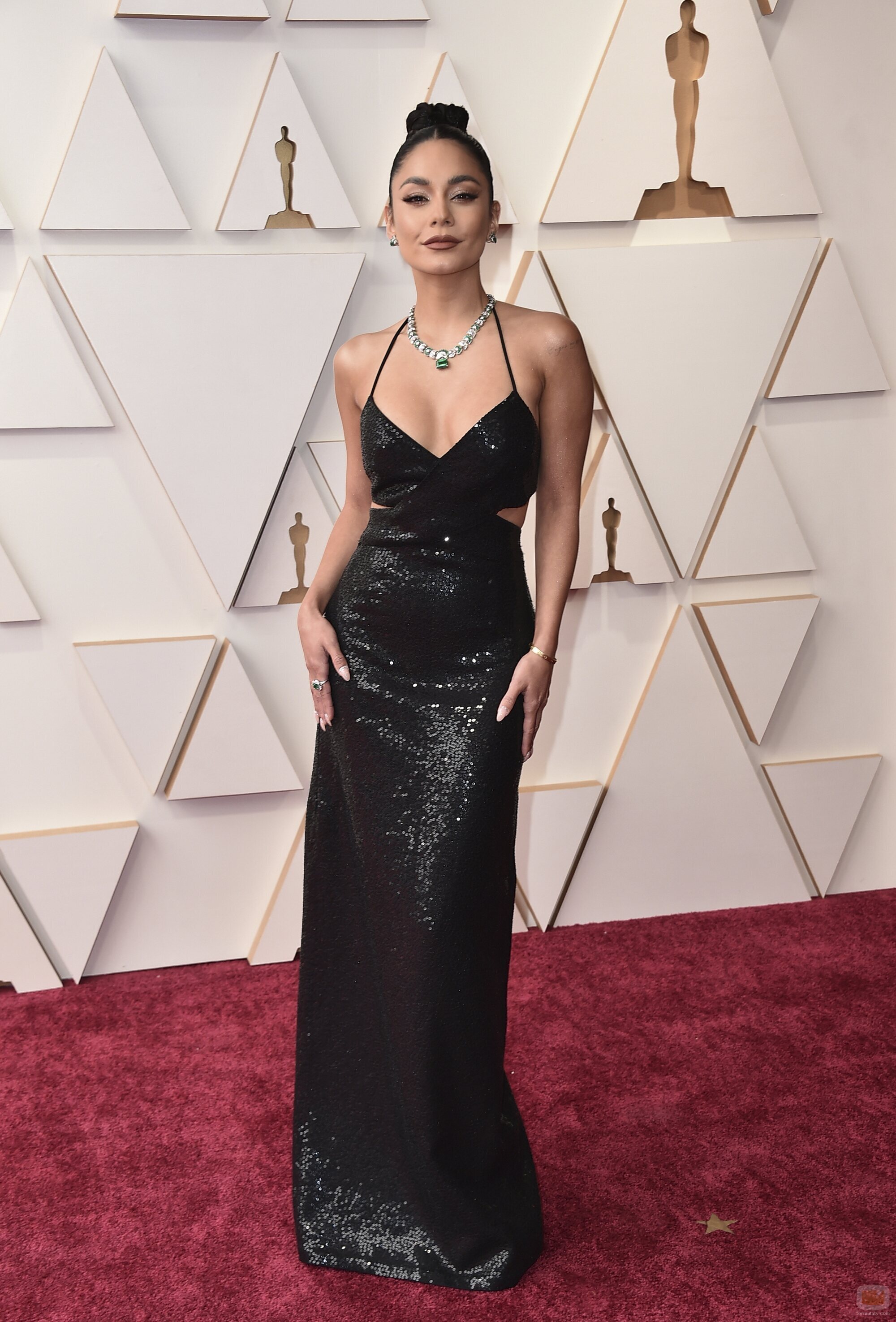Vanessa Hudgens posa en la alfombra roja de los Oscar 2022
