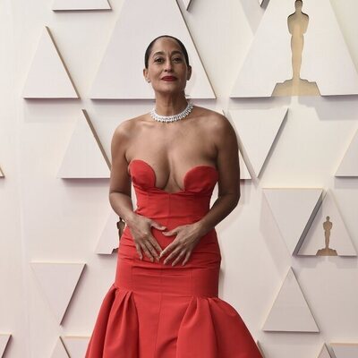 Tracee Ellis Ross posa en la alfombra roja de los Oscar 2022
