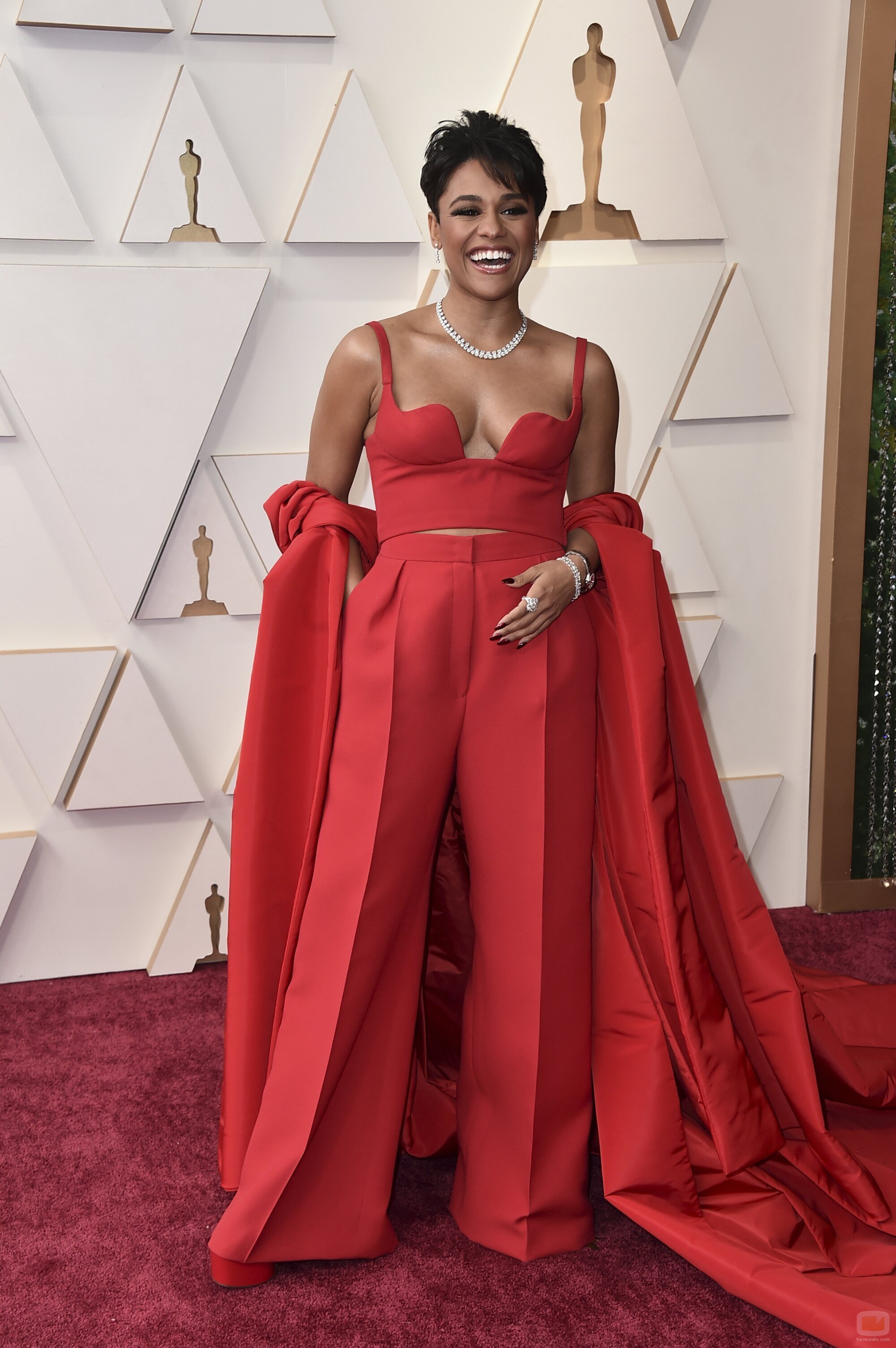 Ariana DeBose posa en la alfombra roja de los Oscar 2022