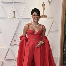 Ariana DeBose posa en la alfombra roja de los Oscar 2022