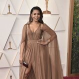 Regina Hall posa en la alfombra roja de los Oscar 2022
