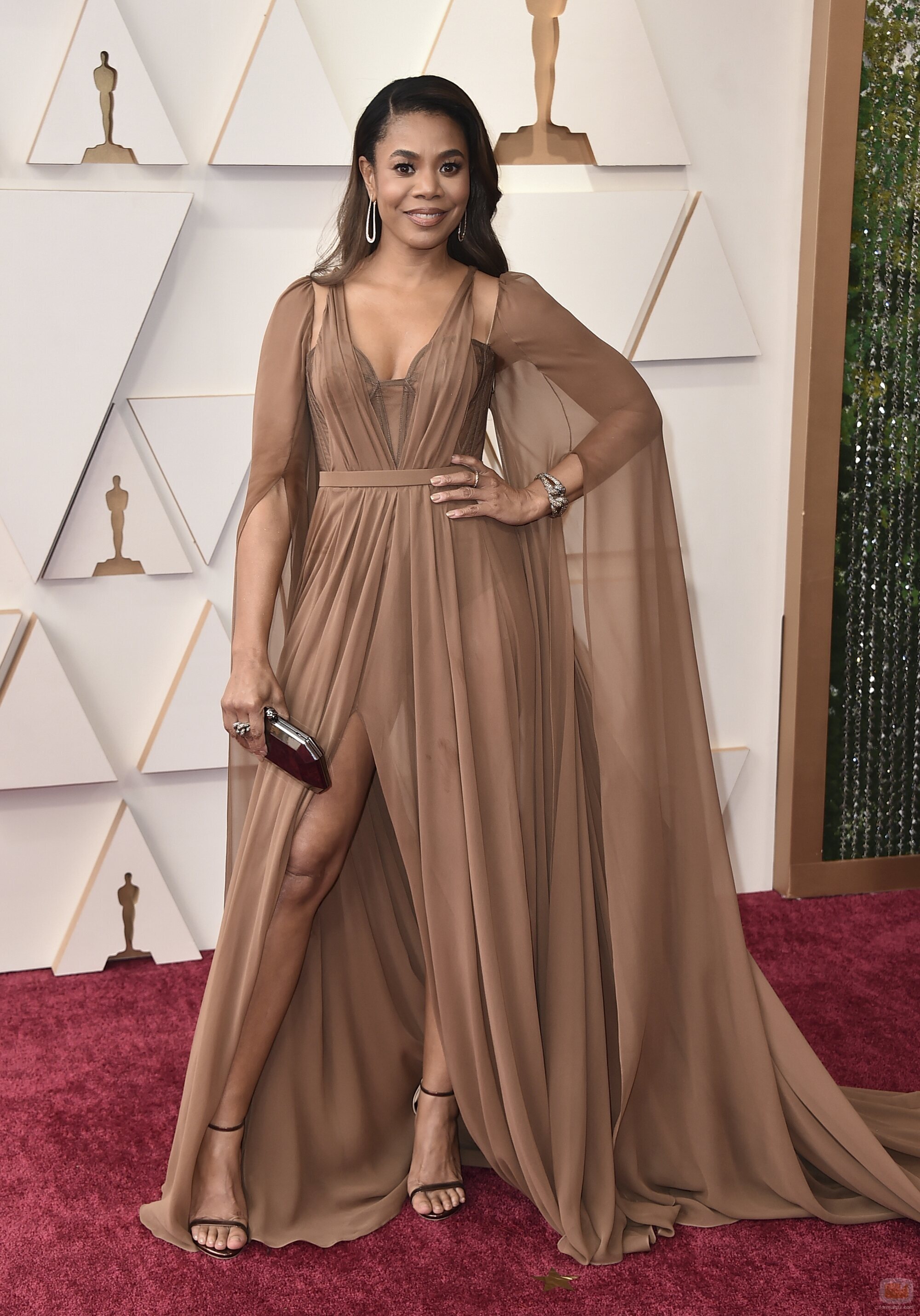 Regina Hall posa en la alfombra roja de los Oscar 2022