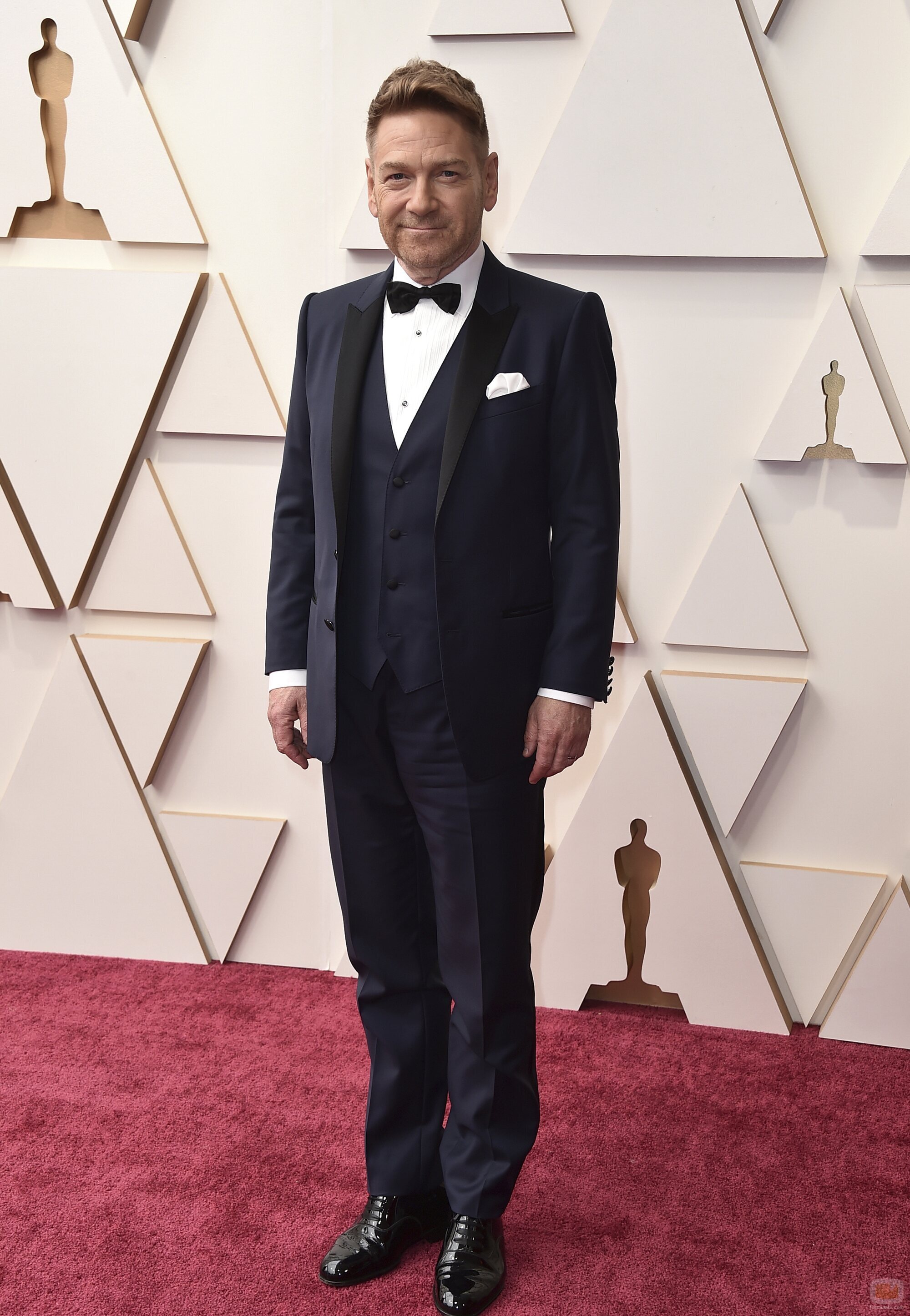Kenneth Branagh posa en la alfombra roja de los Oscar 2022