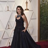 Penélope Cruz posa en la alfombra roja de los Oscar 2022