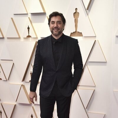 Javier Bardem posa en la alfombra roja de los Oscar 2022