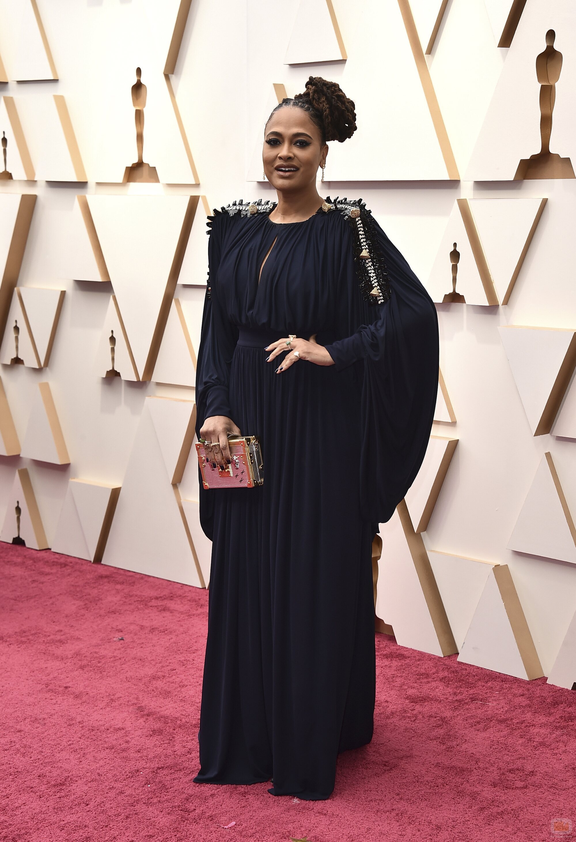 Ava DuVernay posa en la alfombra roja de los Oscar 2022