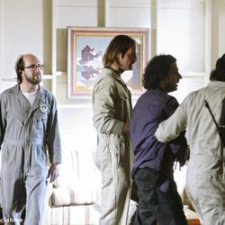 Sawyer y Jin llevan a Sayid en "Namaste", episodio de la quinta temporada de 'Perdidos'