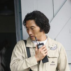 Jin sostiene un rifle y un aparato en "Namaste" de la quinta temporada de 'Perdidos'