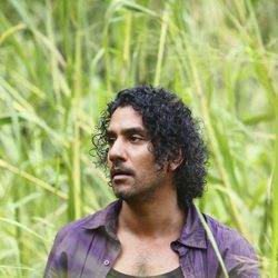 Sayid entre la hierba en el episodio "Namaste" de la quinta temporada de 'Perdidos'