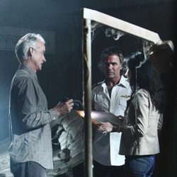 John Terry, Jeff Fahey y Yunjin Kim hablando 