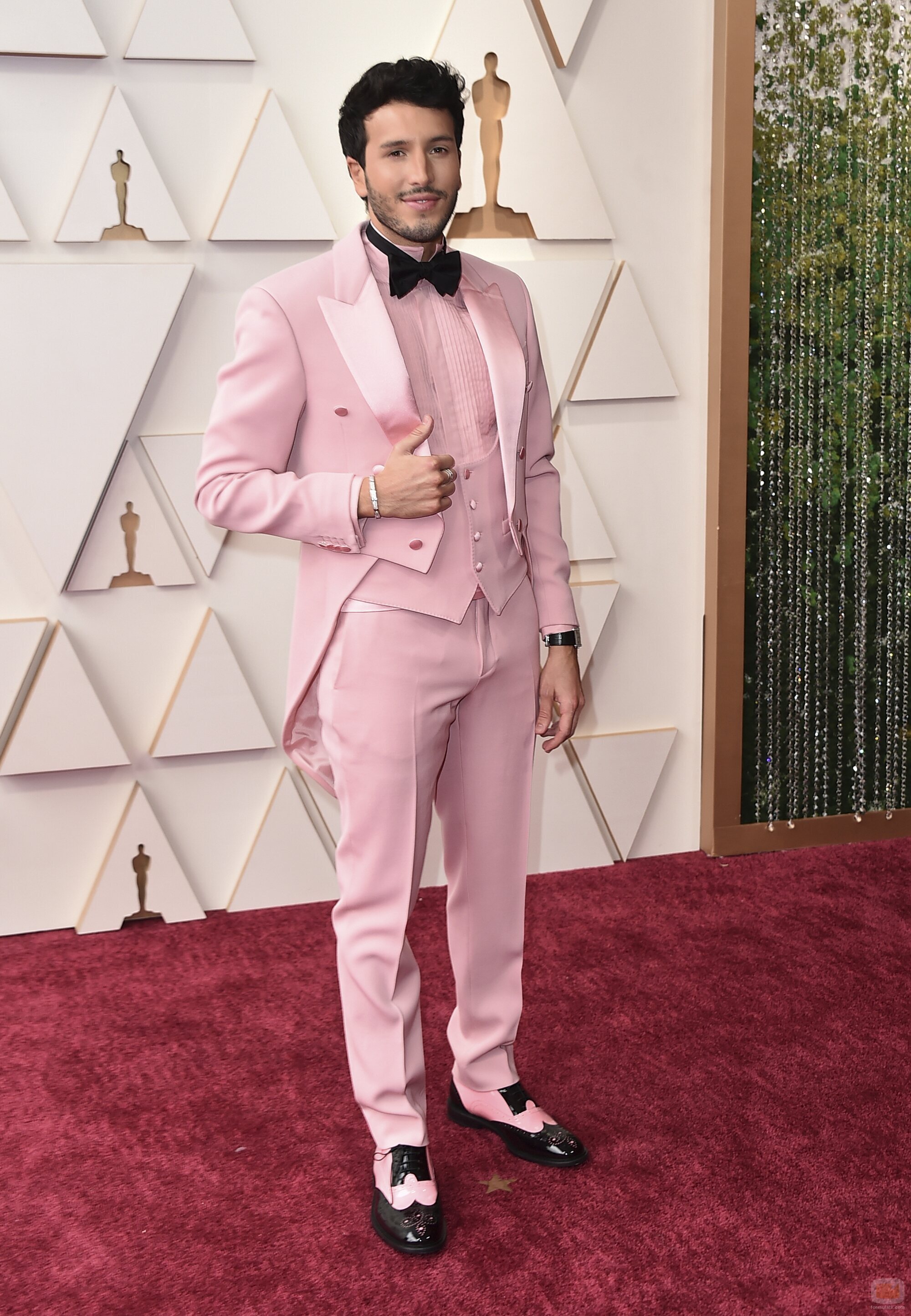 Sebastián Yatra posa en la alfombra roja de los Oscar 2022