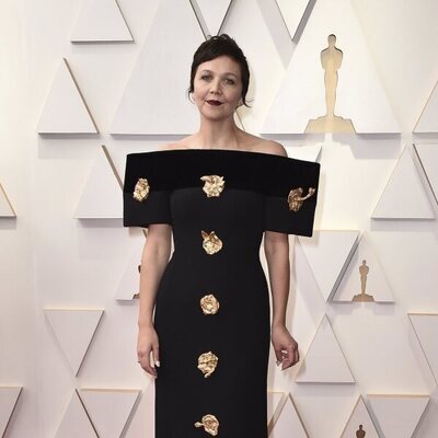 Maggie Gyllenhaal posa en la alfombra roja de los Oscar 2022