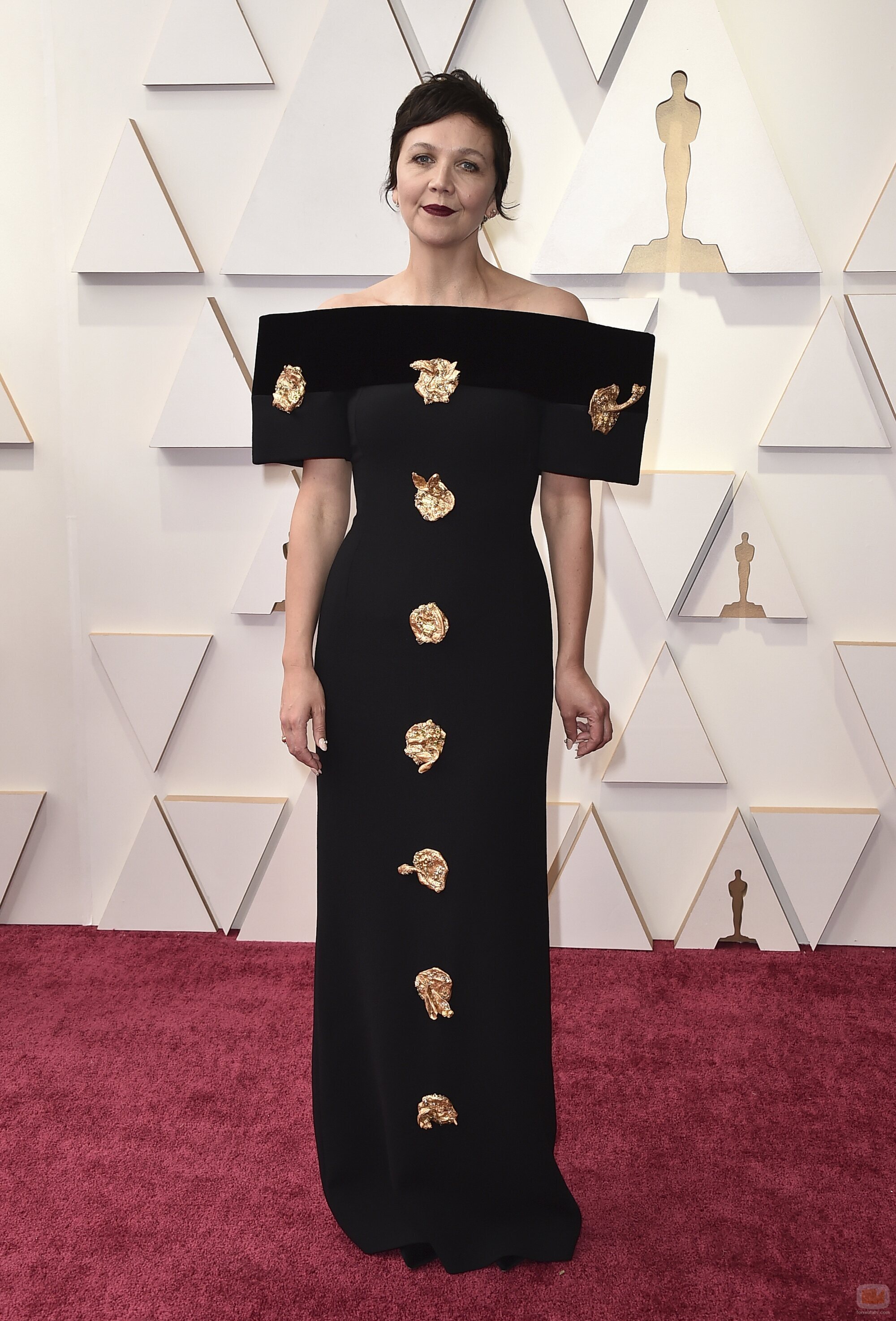 Maggie Gyllenhaal posa en la alfombra roja de los Oscar 2022