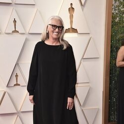 Jane Campion posa en la alfombra roja de los Oscar 2022