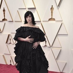 Billie Eilish posa en la alfombra roja de los Oscar 2022