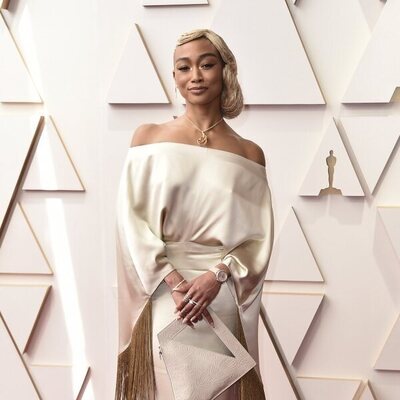 Tati Gabrielle posa en la alfombra roja de los Oscar 2022