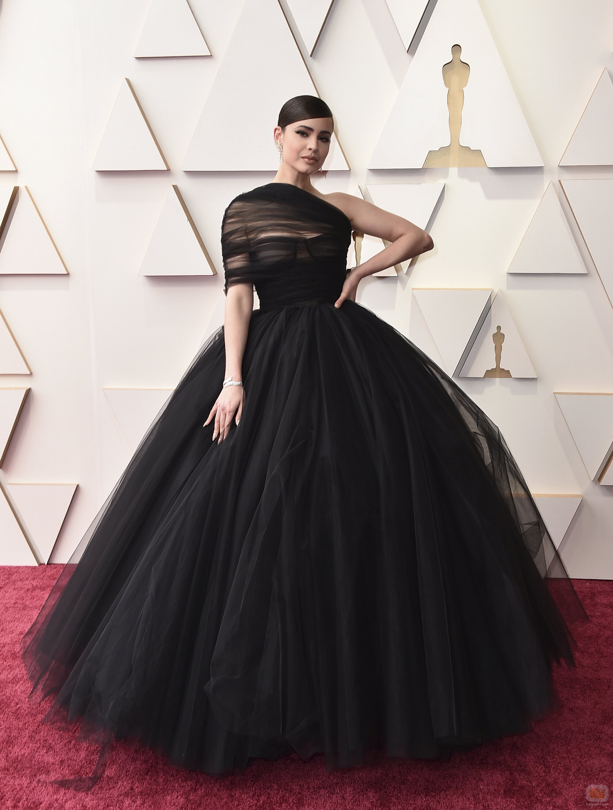 Sofia Carson posa en la alfombra roja de los Oscar 2022