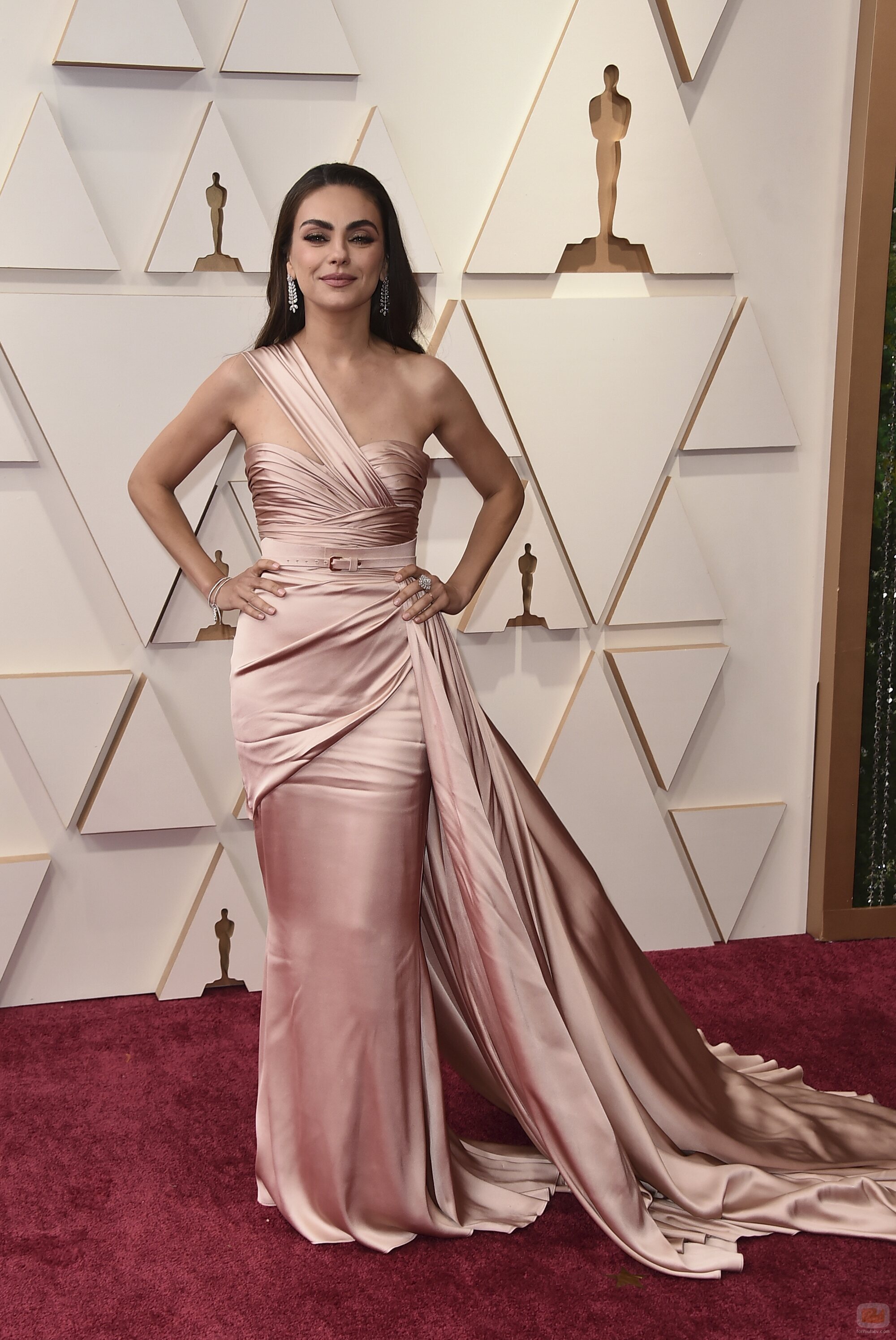 Mila Kunis posa en la alfombra roja de los Oscar 2022