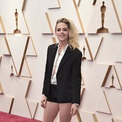 Kristen Stewart posa en la alfombra roja de los Oscar 2022
