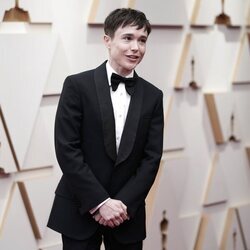 Elliot Page posa en la alfombra roja de los Oscar 2022