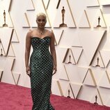 Tiffany Haddish posa en la alfombra roja de los Oscar 2022