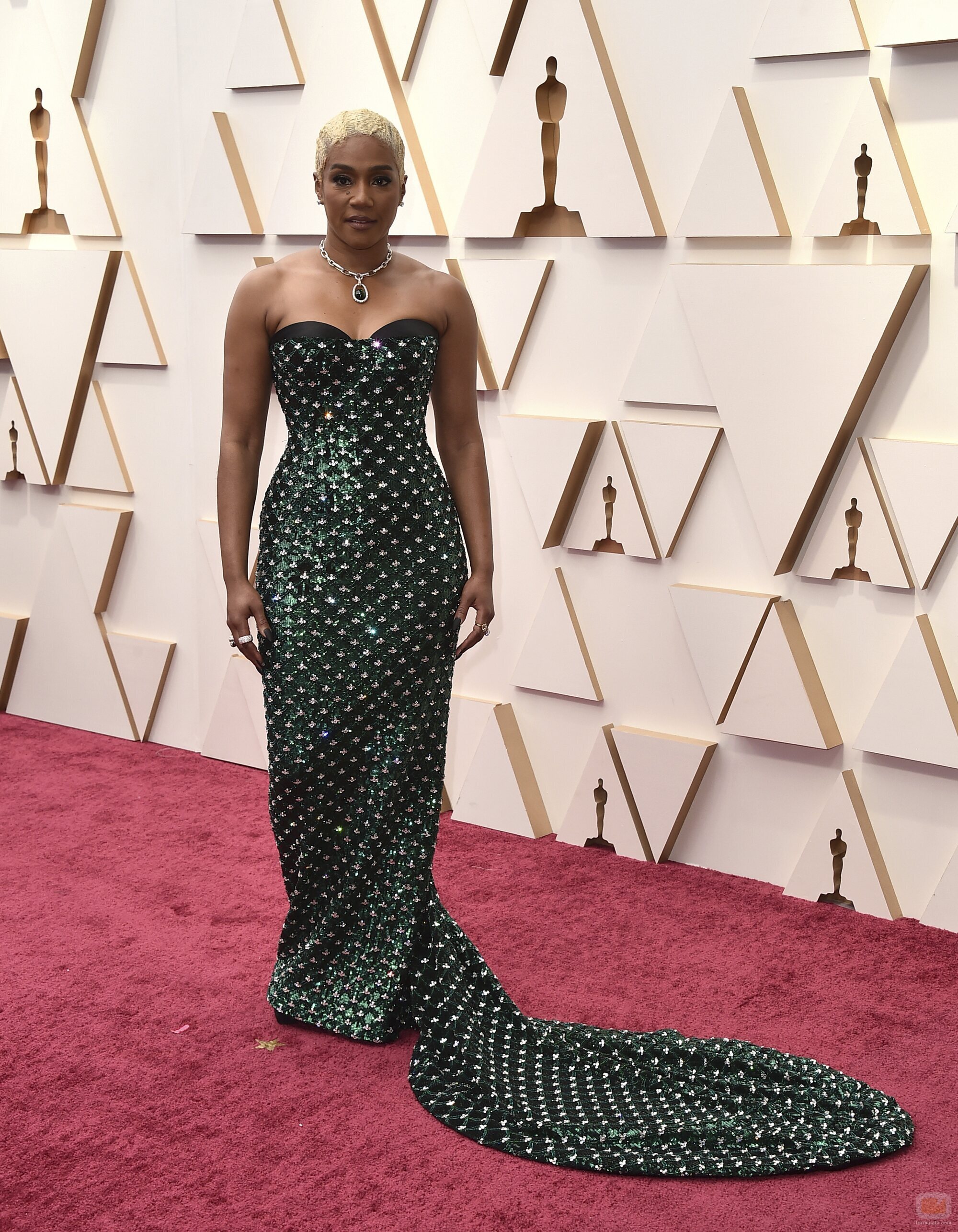 Tiffany Haddish posa en la alfombra roja de los Oscar 2022