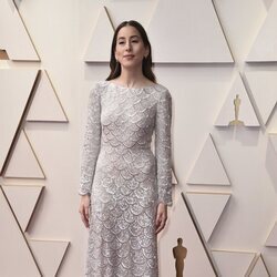 Alana Haim posa en la alfombra roja de los Oscar 2022
