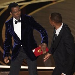 Will Smith abofetea a Chris Rock en la gala de los Oscar 2022