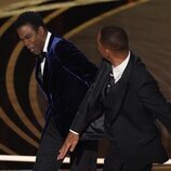 Chris Rock recibiendo el bofetón Will Smith en los Oscar 2022
