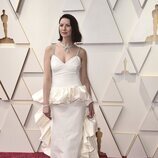 Caitriona Balfe posa en la alfombra roja de los Oscar 2022