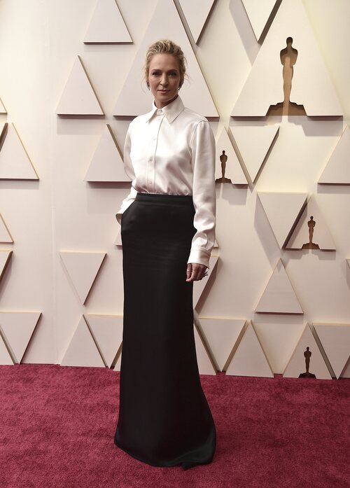 Uma Thurman posa en la alfombra roja de los Oscar 2022