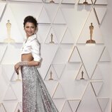 Zendaya posa en la alfombra roja de los Oscar 2022