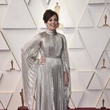 Olivia Colman posa en la alfombra roja de los Oscar 2022