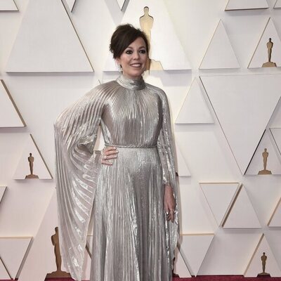 Olivia Colman posa en la alfombra roja de los Oscar 2022