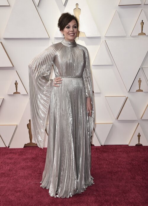 Olivia Colman posa en la alfombra roja de los Oscar 2022