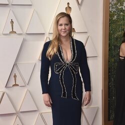 Amy Schumer posa en la alfombra roja de los Oscar 2022