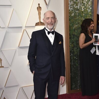 J.K. Simmons posa en la alfombra roja de los Oscar 2022