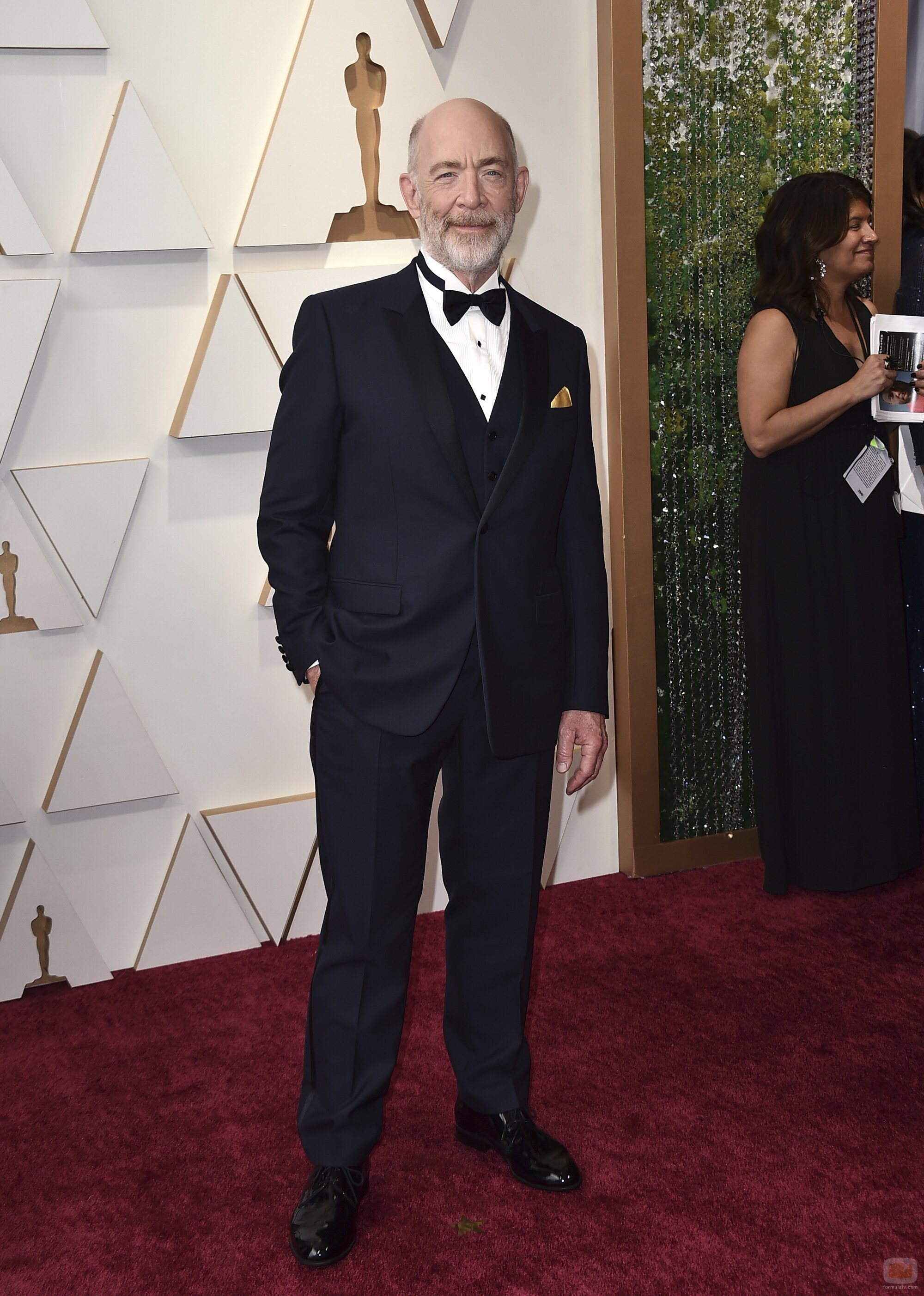 J.K. Simmons posa en la alfombra roja de los Oscar 2022