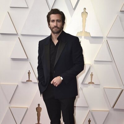 Jake Gyllenhaal posa en la alfombra roja de los Oscar 2022