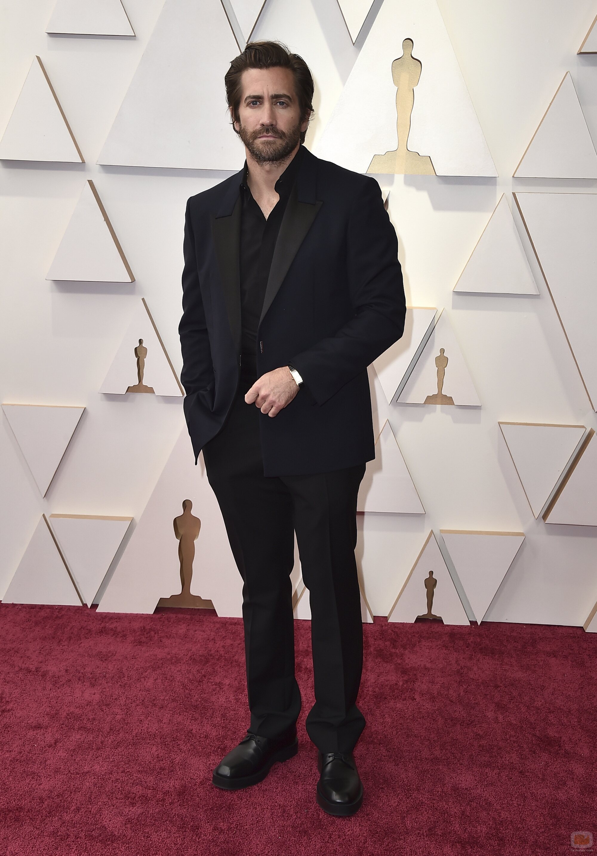 Jake Gyllenhaal posa en la alfombra roja de los Oscar 2022