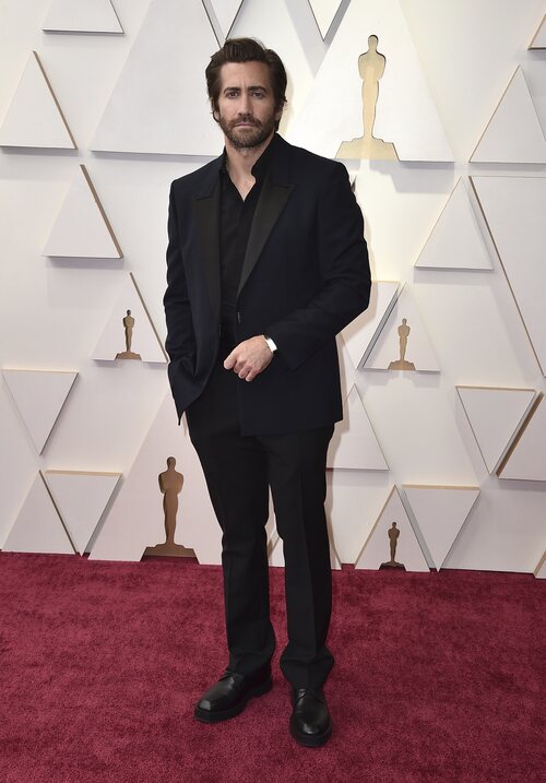Jake Gyllenhaal posa en la alfombra roja de los Oscar 2022