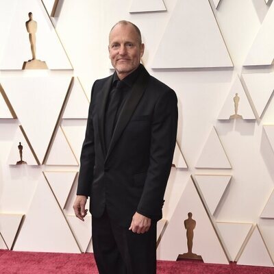 Woody Harrelson posa en la alfombra roja de los Oscar 2022