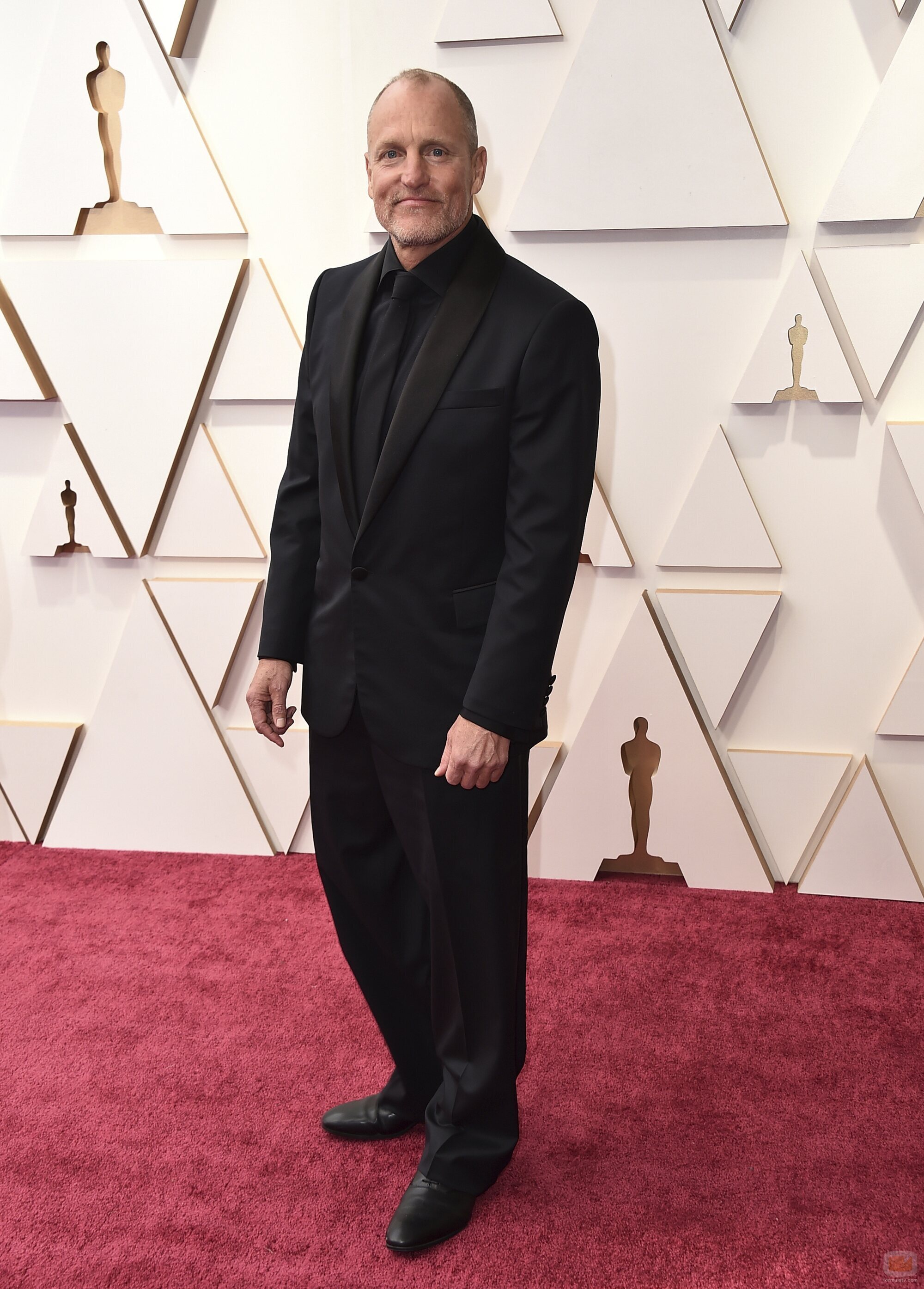Woody Harrelson posa en la alfombra roja de los Oscar 2022