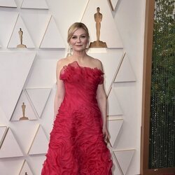 Kirsten Dunst posa en la alfombra roja de los Oscar 2022