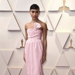 Zoë Kravitz posa en la alfombra roja de los Oscar 2022