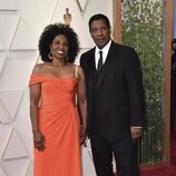 Pauletta Washington y Denzel Washington posan en la alfombra roja de los Oscar 2022