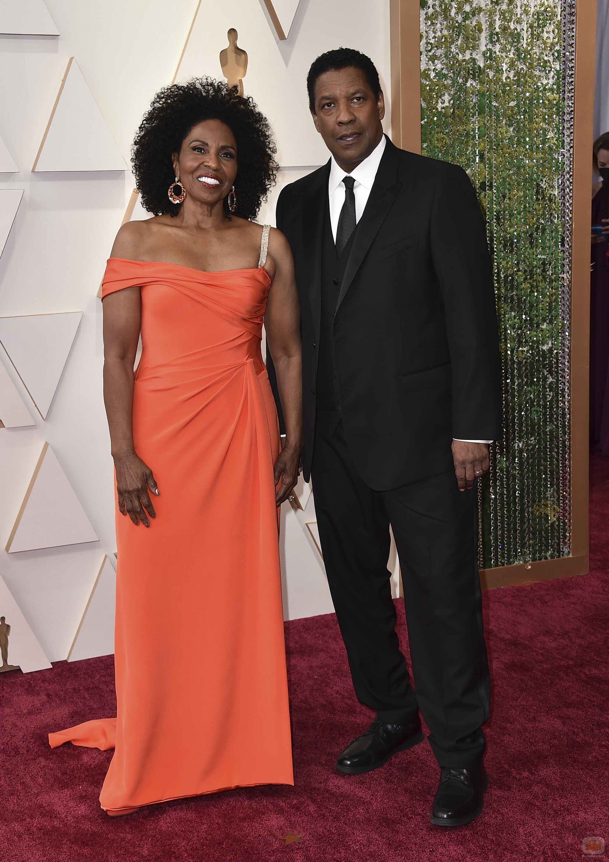 Pauletta Washington y Denzel Washington posan en la alfombra roja de los Oscar 2022