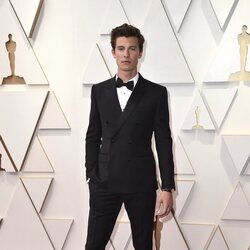 Shawn Mendes posa en la alfombra roja de los Oscar 2022